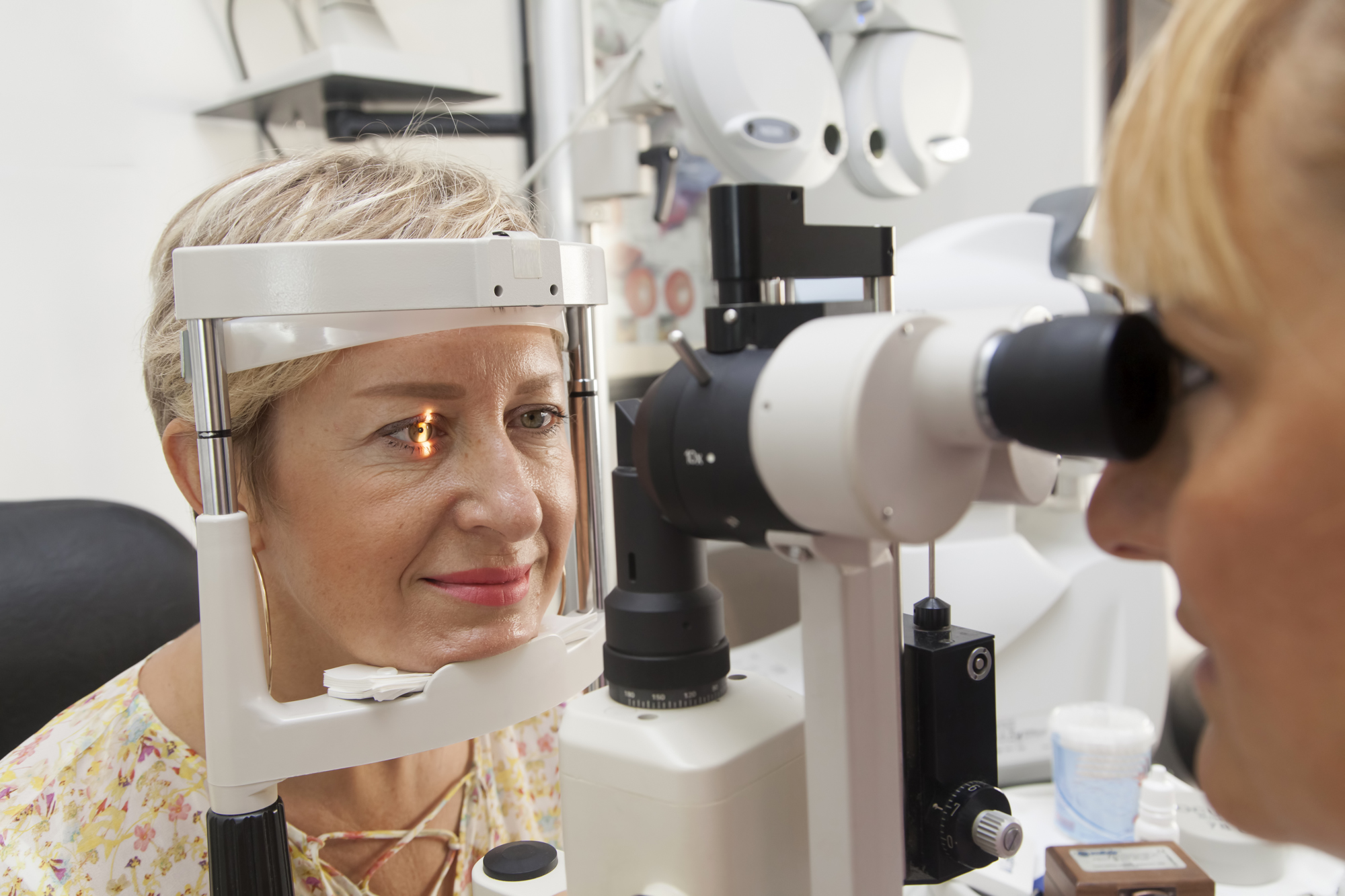 james-bontoft-optometrist-eye-test-scan-female